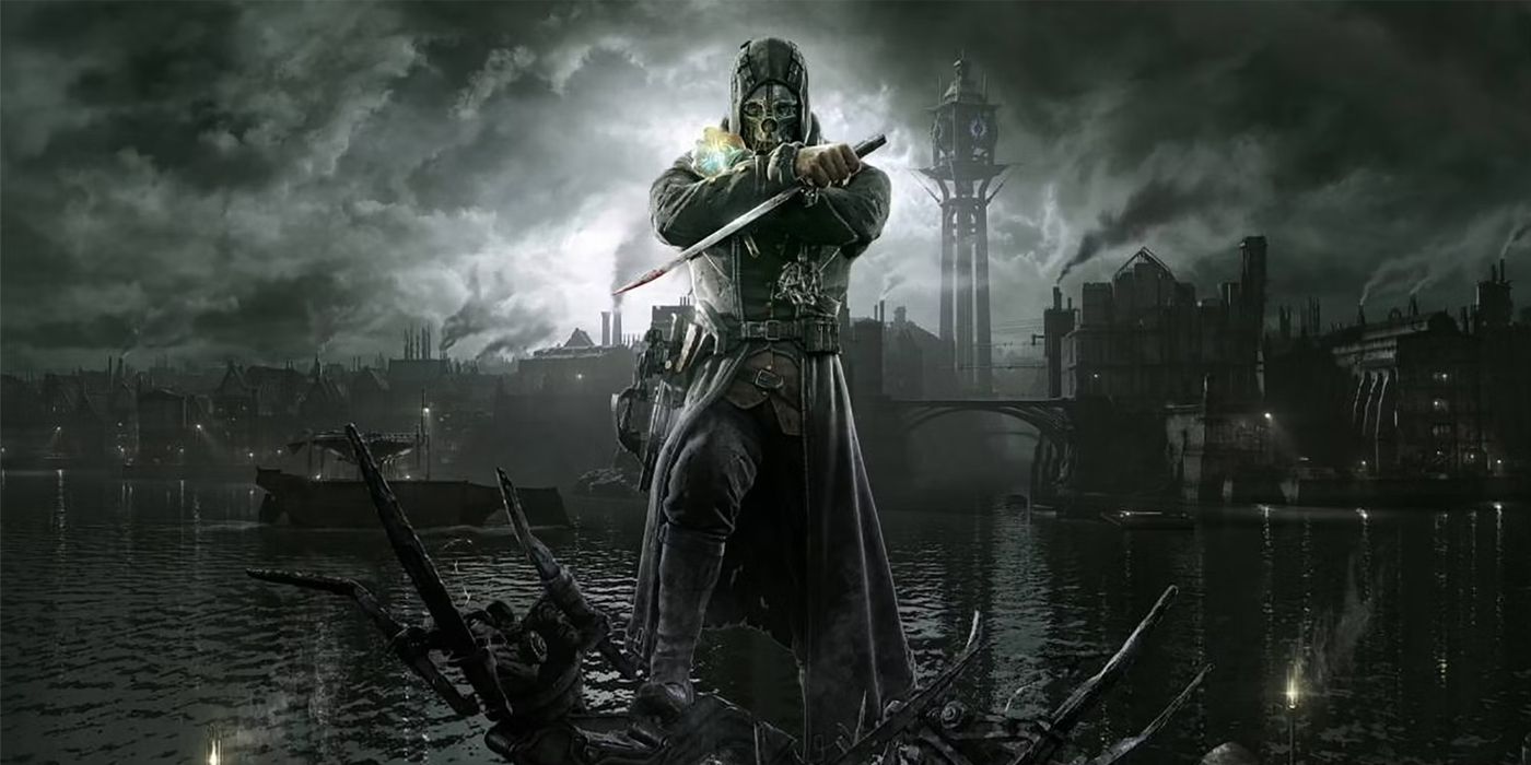 Corvo berdiri memegang pedangnya di depan steampunk yang suram dan penuh wabah, kota dalam seni promosi Dishonored