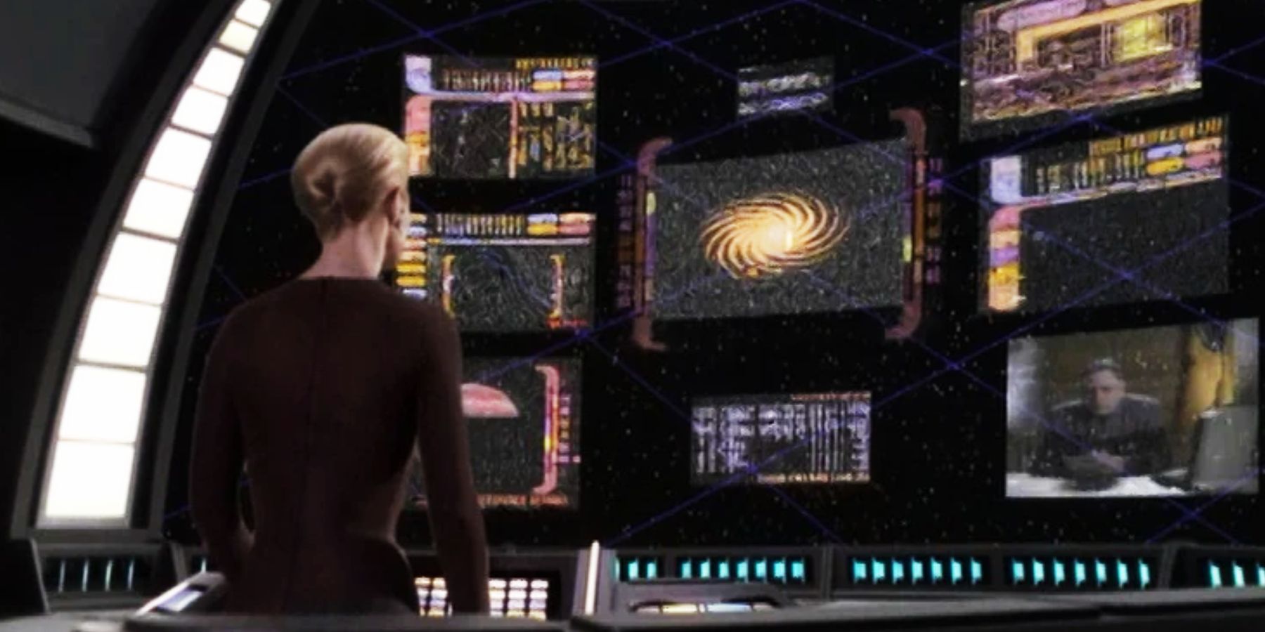 Seven of Nine berkomunikasi dengan sistem komunikasi Pathfinder di Star Trek: Voyager
