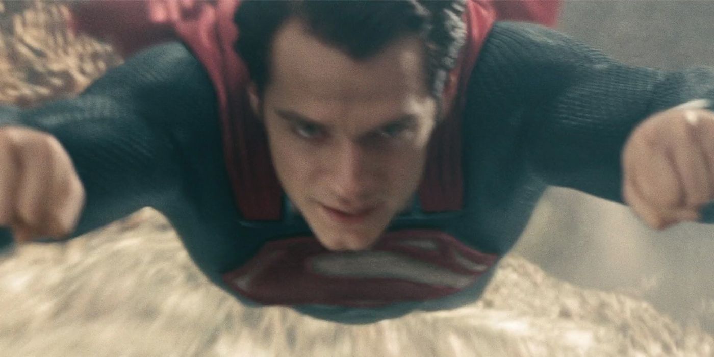 Superman terbang ke arah kamera dalam jarak dekat.