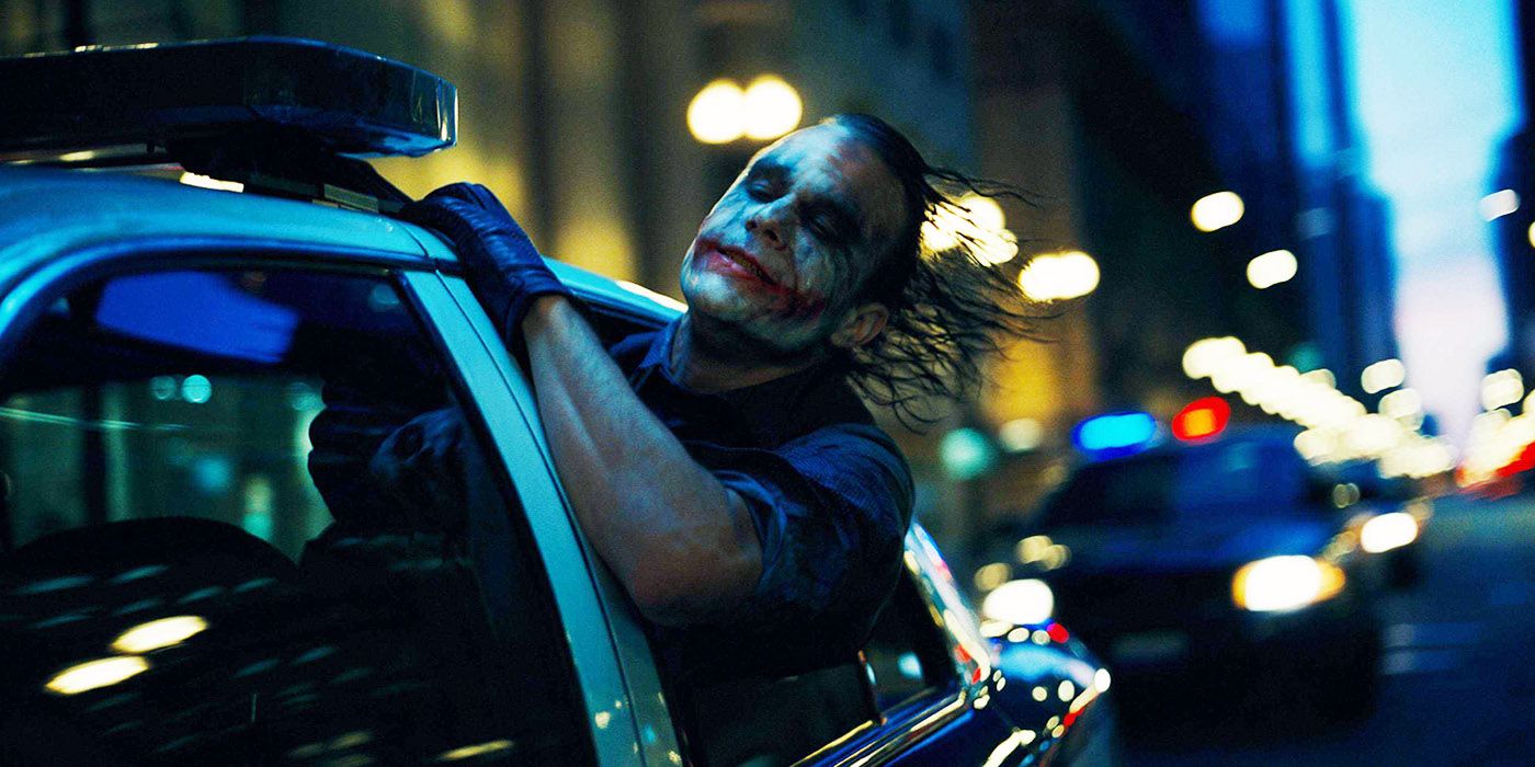 Joker tergantung di mobil polisi di The Dark Knight