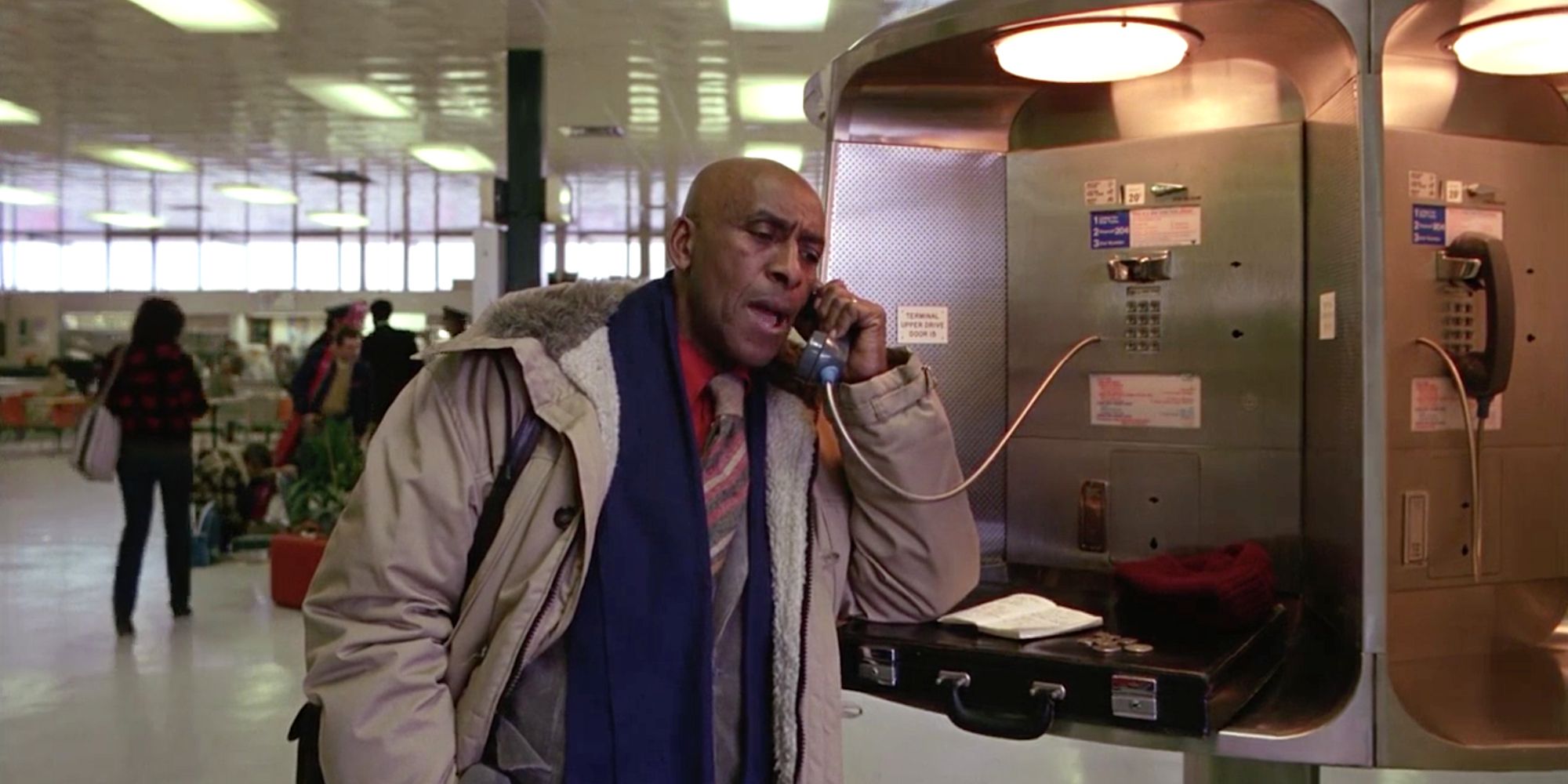 Dick Halloran di telepon umum di bandara di The Shining