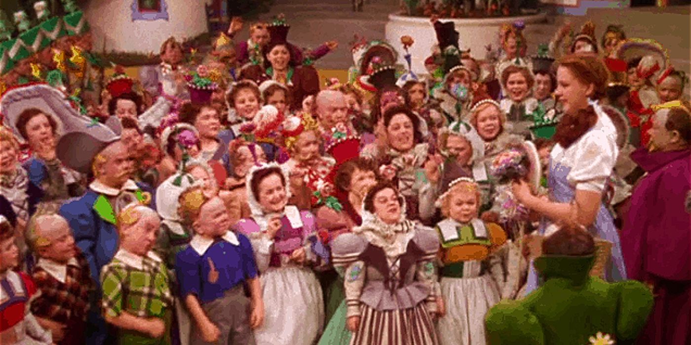 Keluarga Munchkins bernyanyi untuk Dorothy di Munchkin Land di The Wizard of Oz.