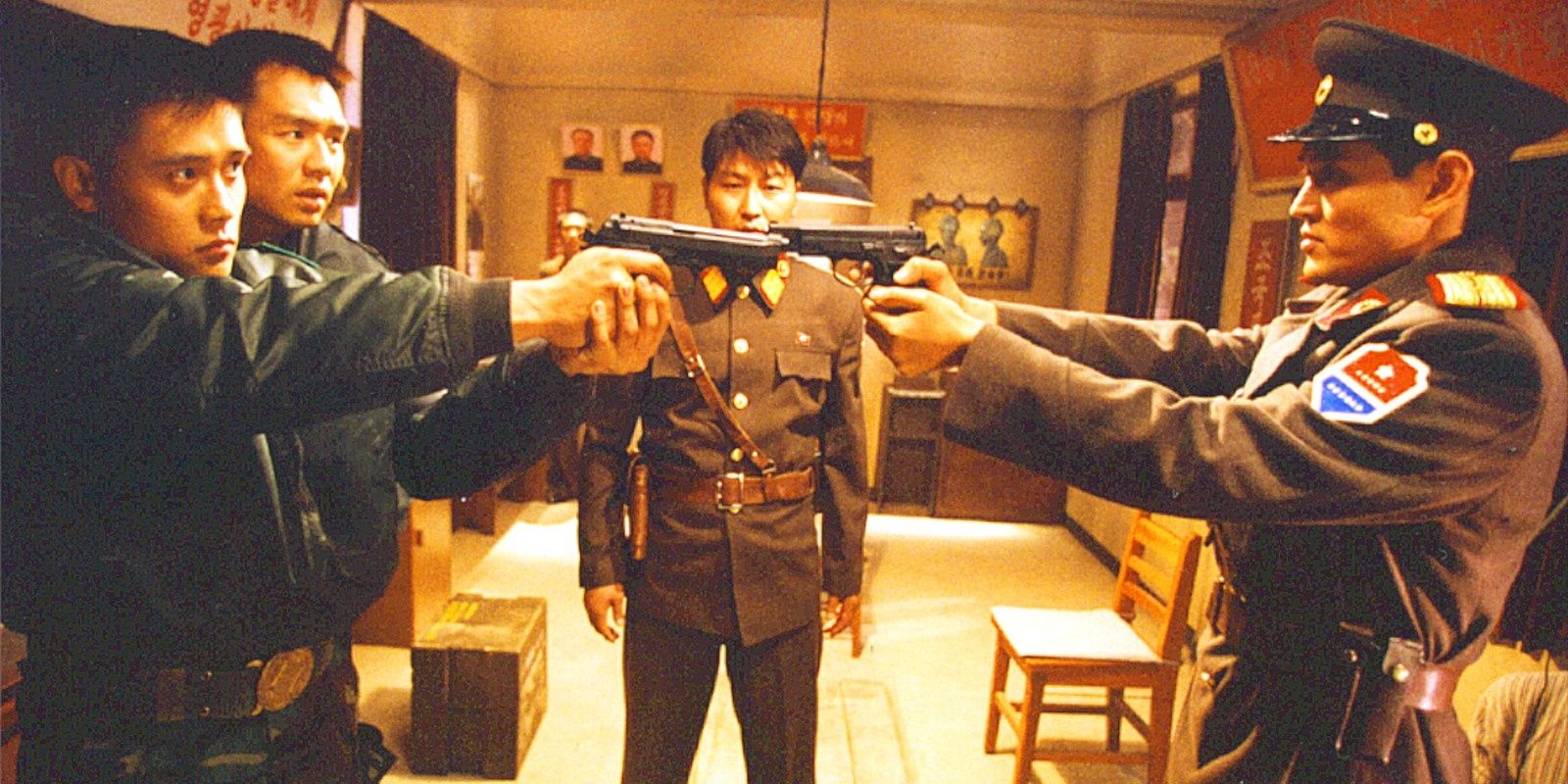 Pihak yang berlawanan saling menodongkan senjata di Kawasan Keamanan Bersama (2000)