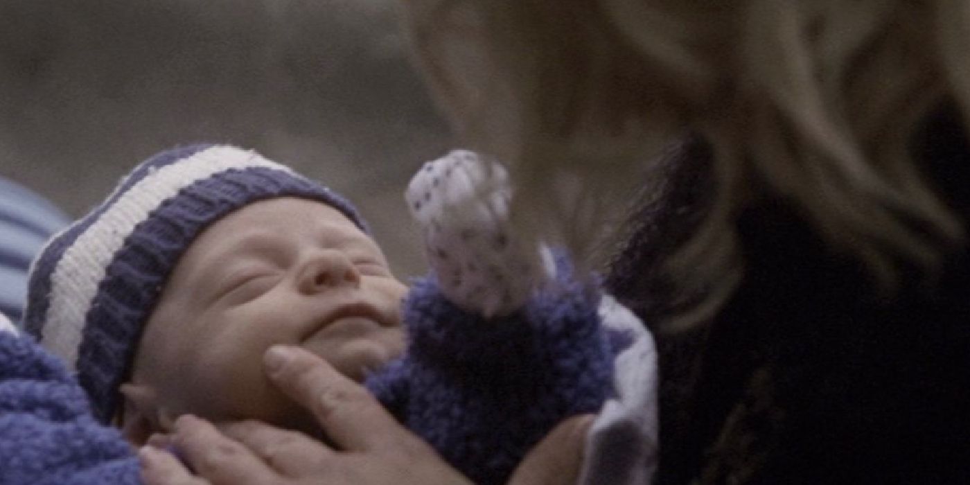 Enam menggendong bayi sebelum membunuhnya di Battlestar Galactica