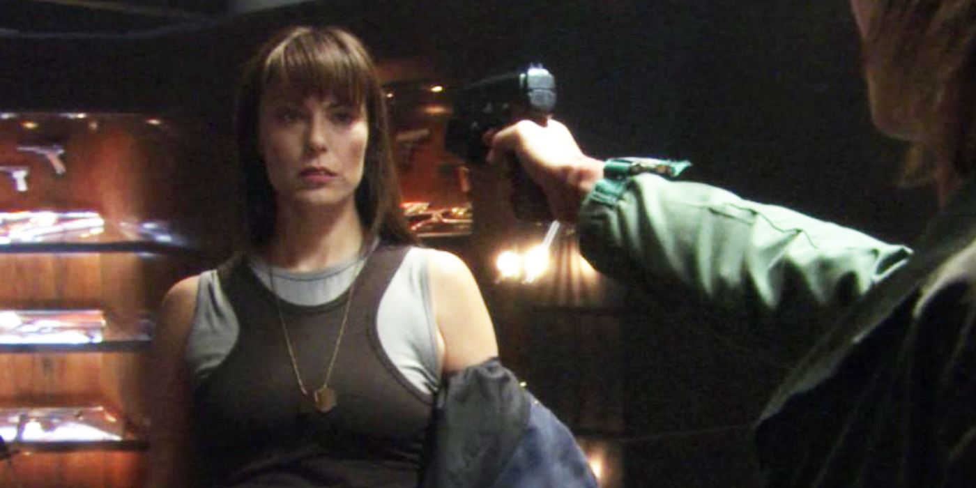 Helena ditahan di bawah todongan senjata oleh Gina di Battlestar Galactica