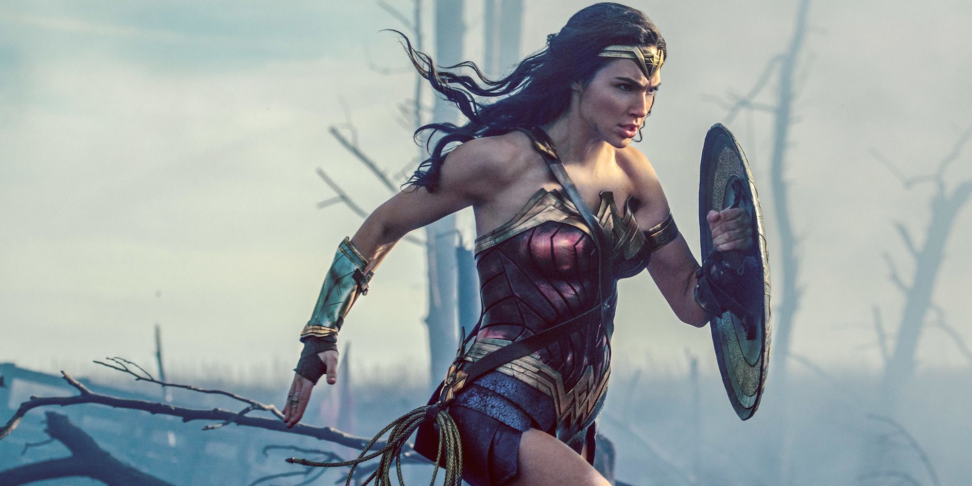 Gal Gadot sebagai Wonder Woman melintasi No Man's Land di film solo tahun 2017