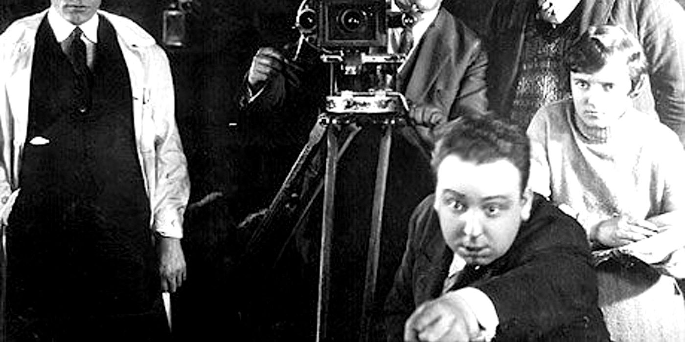 Alfred Hitchcock menunjuk sambil mengarahkan film awal