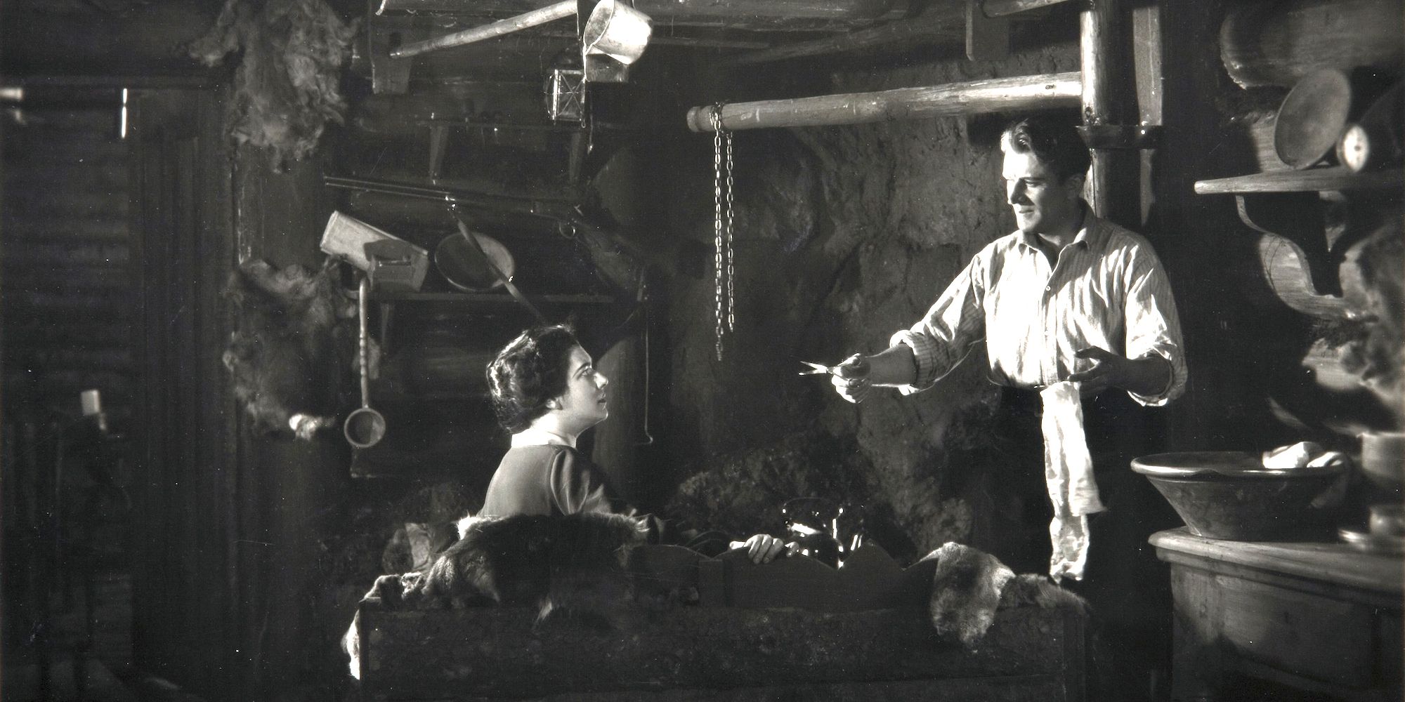 Gambar diam seorang wanita dan seorang pria dalam film Alfred Hitchcock yang hilang, The Mountain Eagle