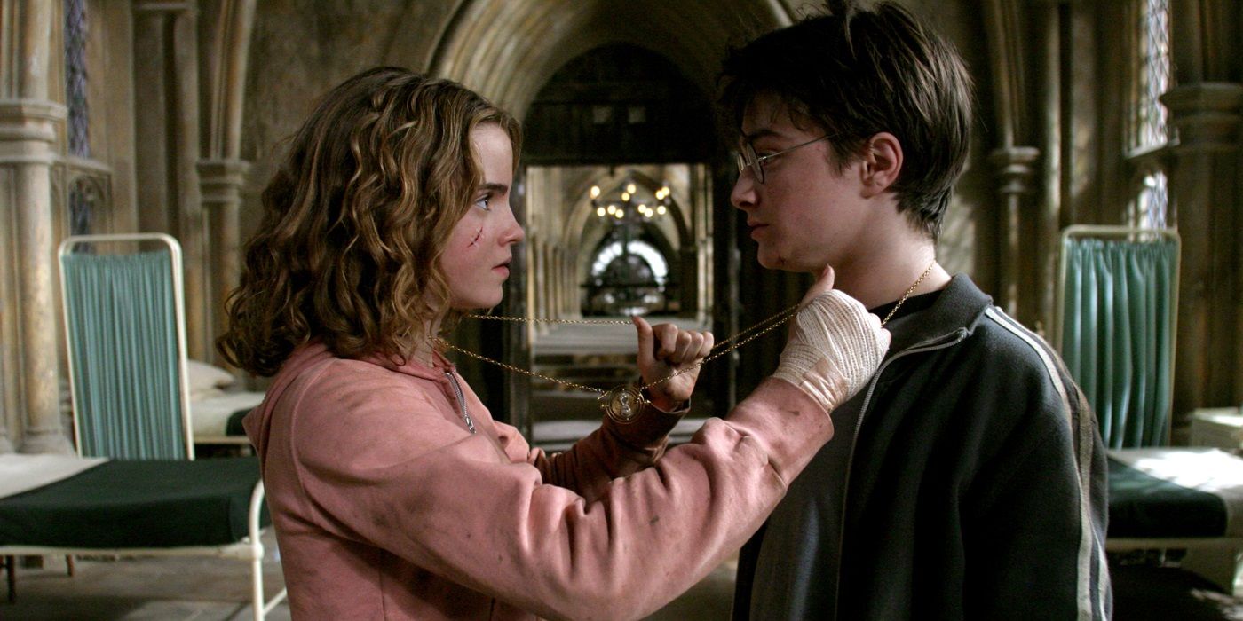 Hermione dan Harry menggunakan Pembalik Waktu di Harry Potter. 