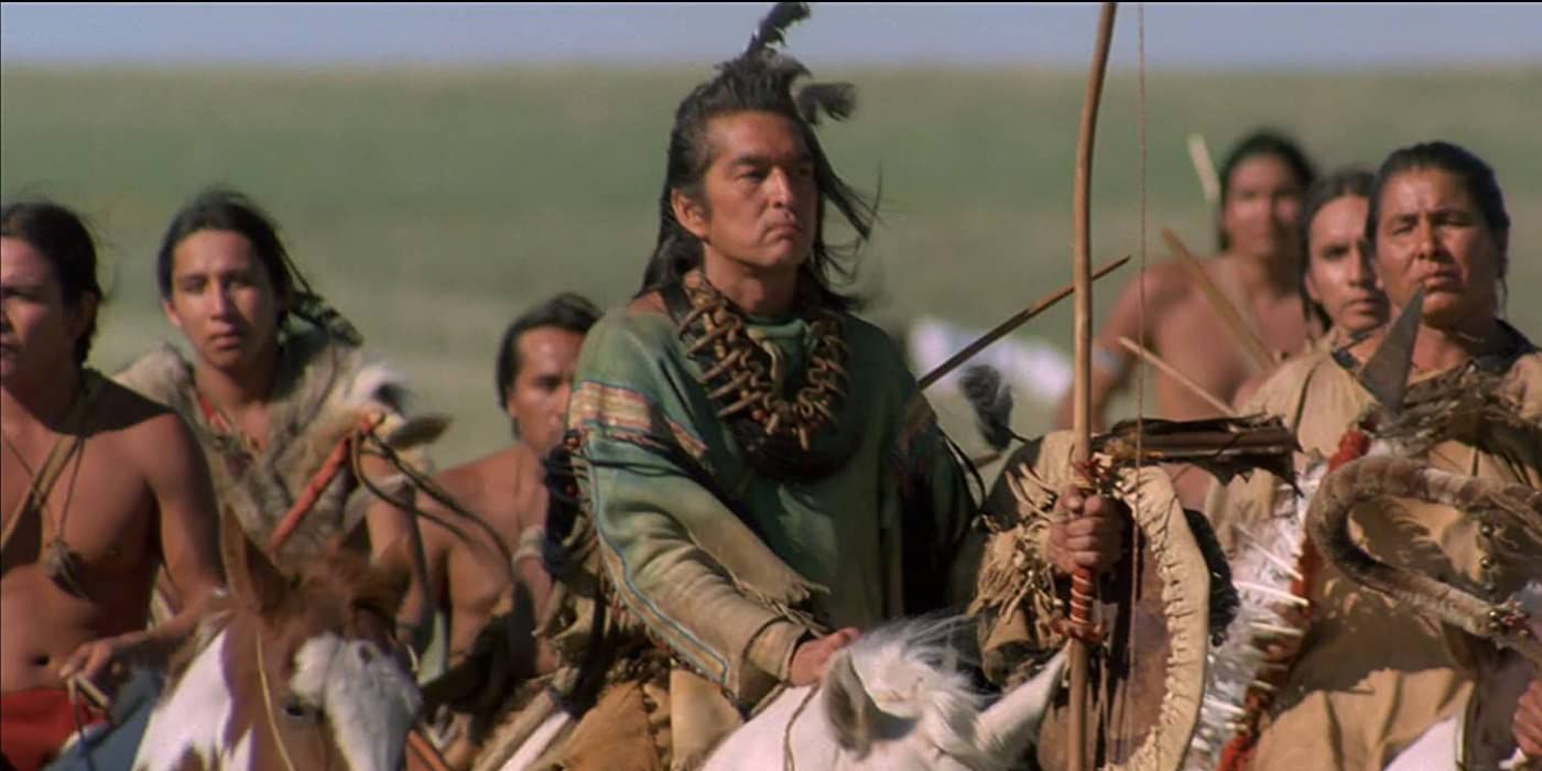Gambar ini memperlihatkan masyarakat bangsa Lakota sedang menunggang kuda sambil memegang senjata.