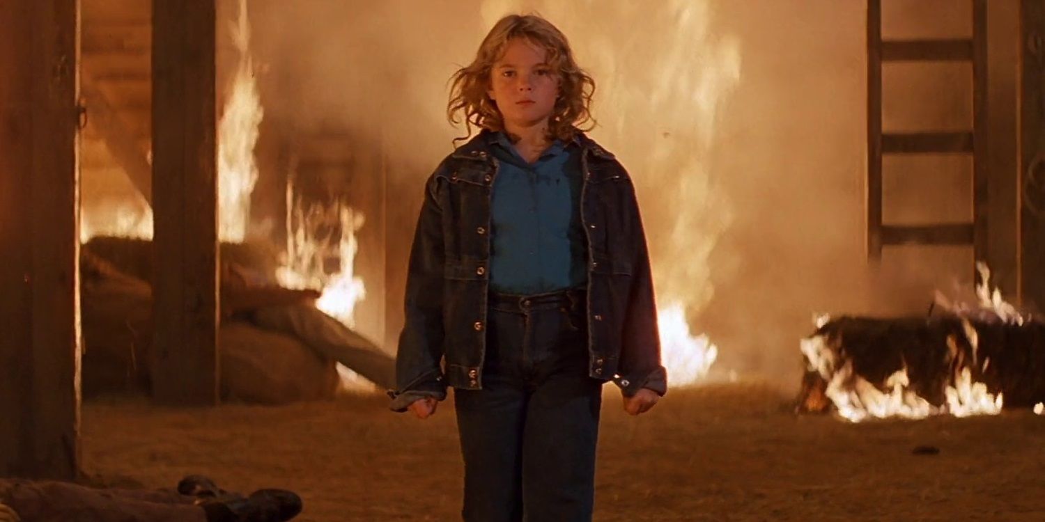 Drew Barrymore berdiri di depan api di Firestarter