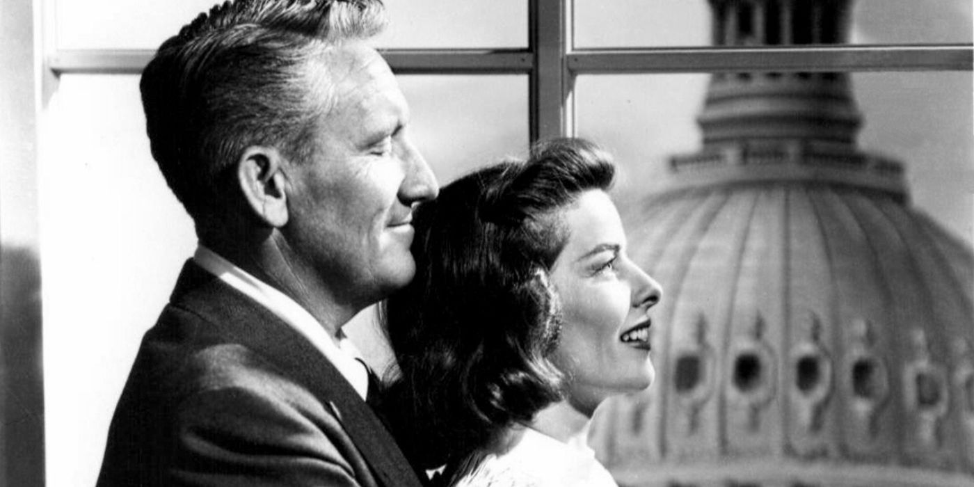 Spencer Tracy menggendong Katharine Hepburn dengan Gedung Putih di latar belakang