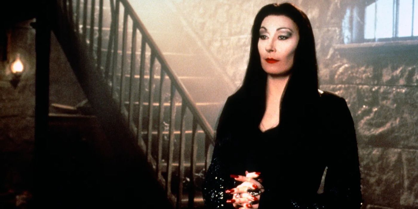 Morticia berdiri di ruang bawah tanah di The Addams Family Values