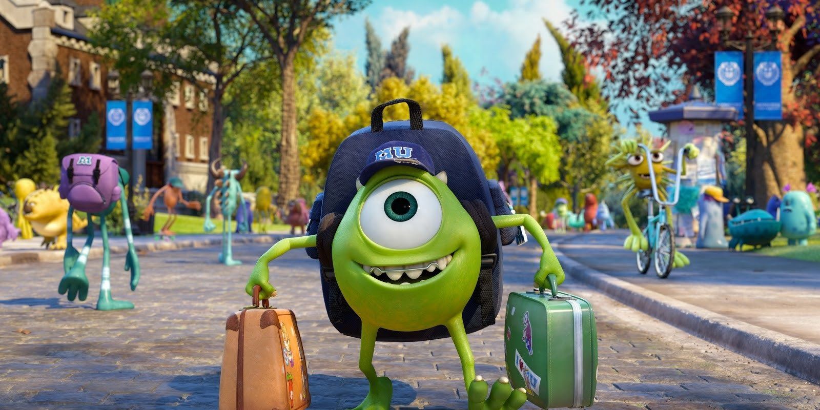 Mike memasuki kampus dengan koper di Monsters University