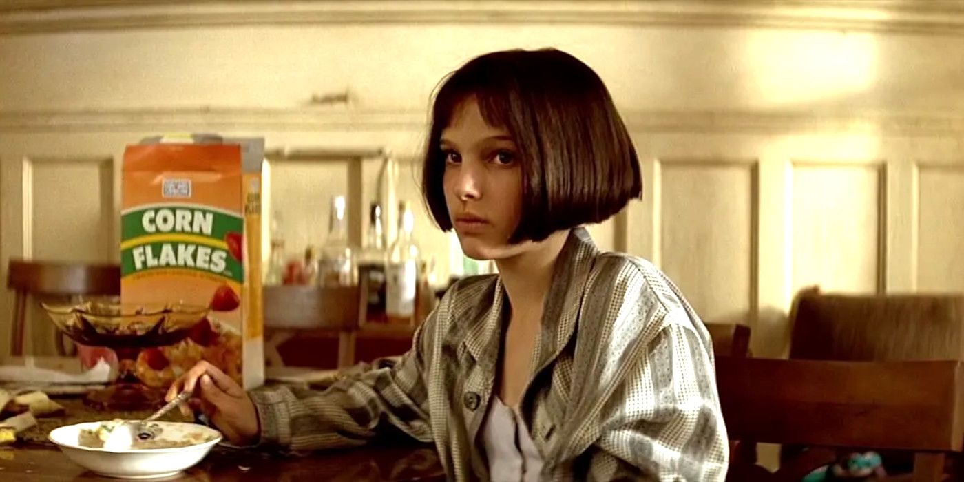 Natalie Portman di Leon the Professional duduk di meja makan Corn Flakes dan terlihat skeptis tentang sesuatu