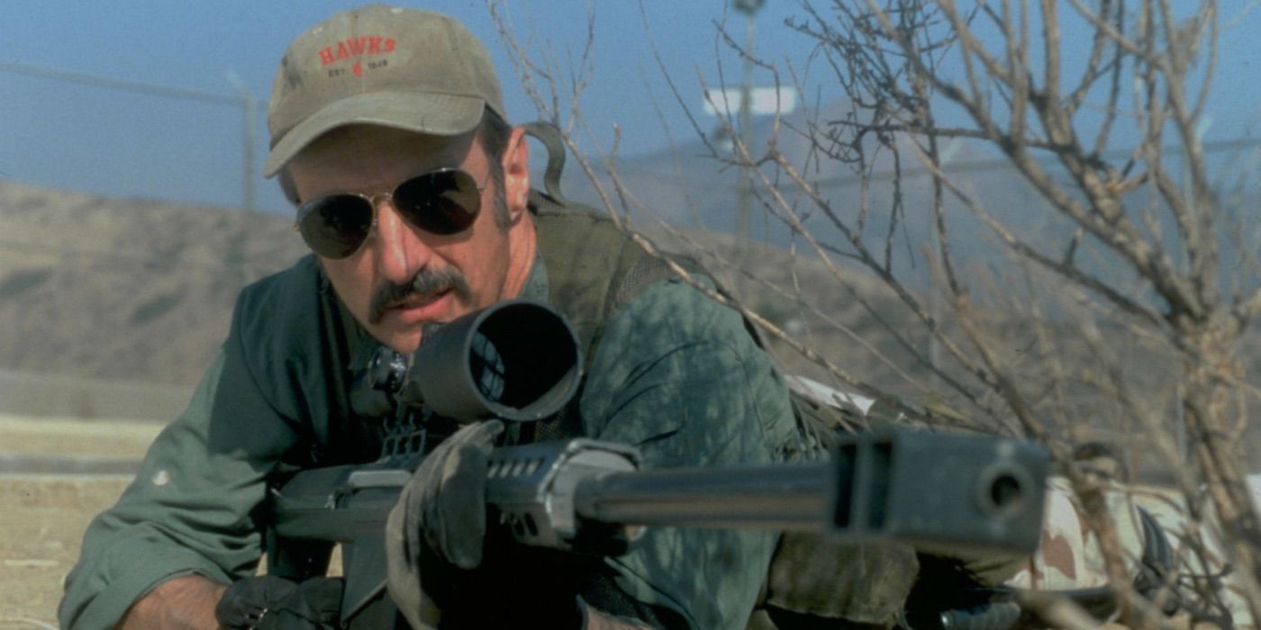 Burt mengarahkan senapan besar di serial TV Tremors 