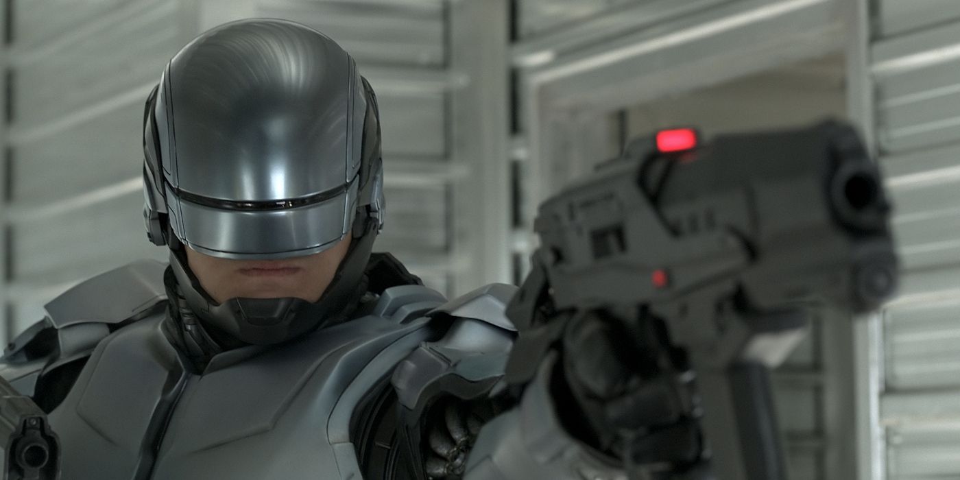 RoboCop menodongkan pistol di reboot RoboCop tahun 2014.