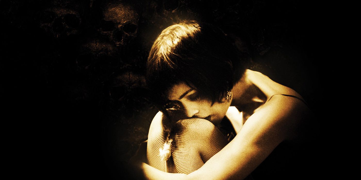 Seorang wanita meringkuk sendirian dalam kegelapan di poster yang dipotong untuk Catacombs 2007