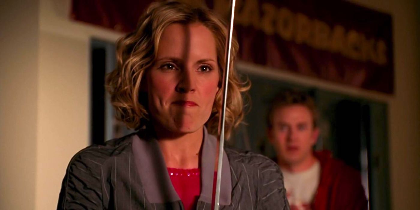 Emma Caulfield sebagai Anya Memegang Pedang di Buffy the Vampire Slayer Musim 7