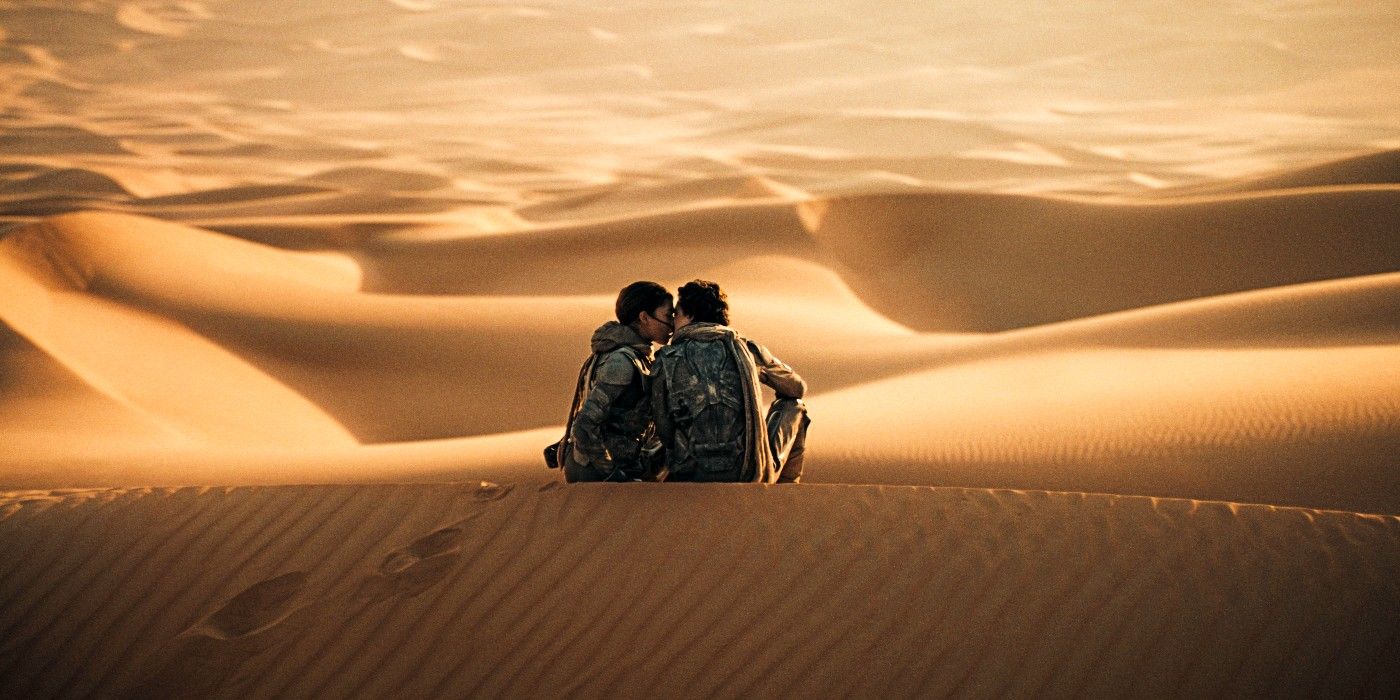 Paul dan Chani berciuman di atas bukit pasir di Dune 2